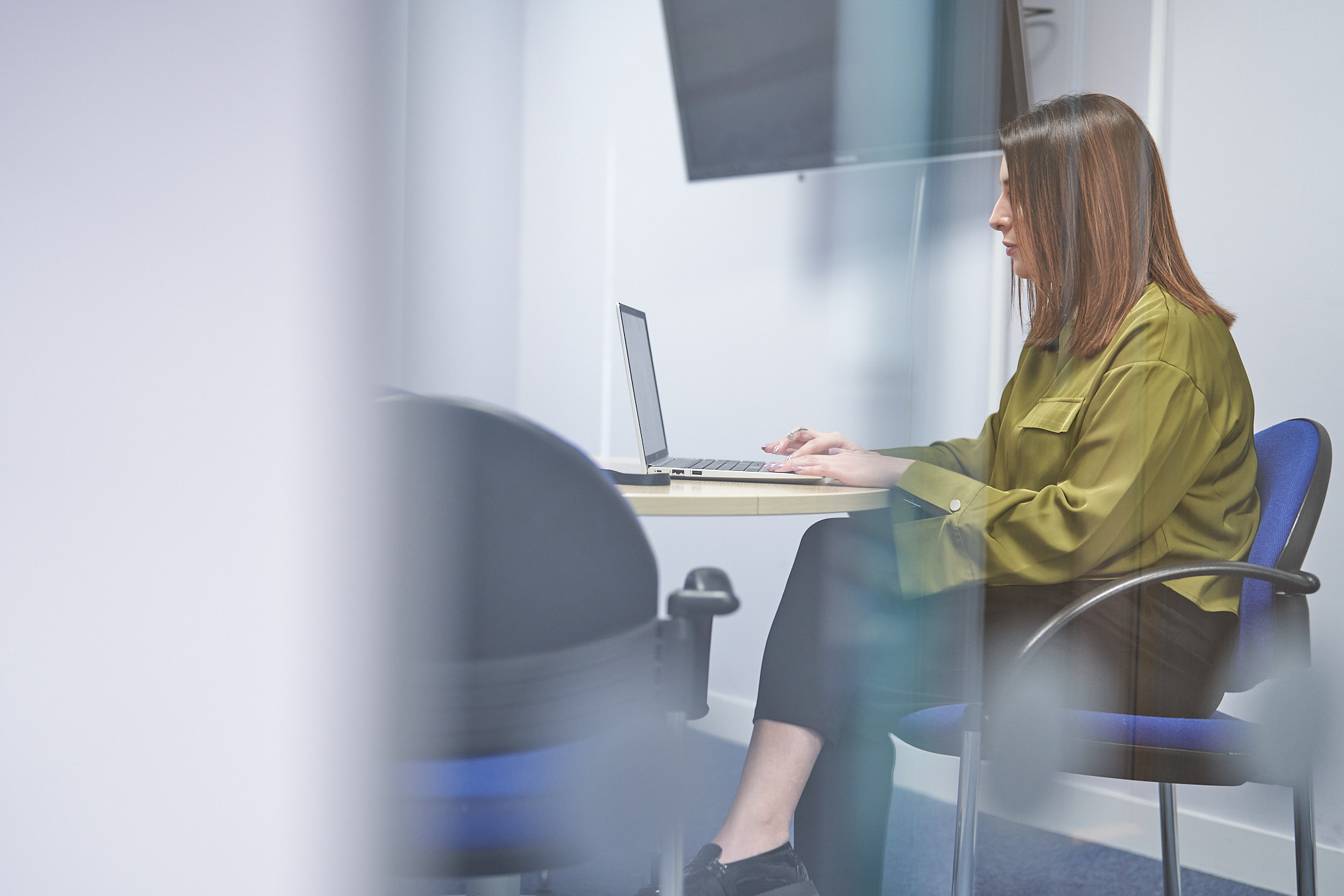 Emma Cohen in meeting discussing the digital solutions process and service line. Affinia | Accountants, Tax and Business Advisers.