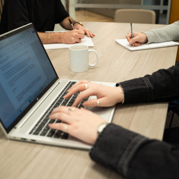 Affinia owned photography. Employees in a meeting. Insurance Intermediaries sector expertise page.
