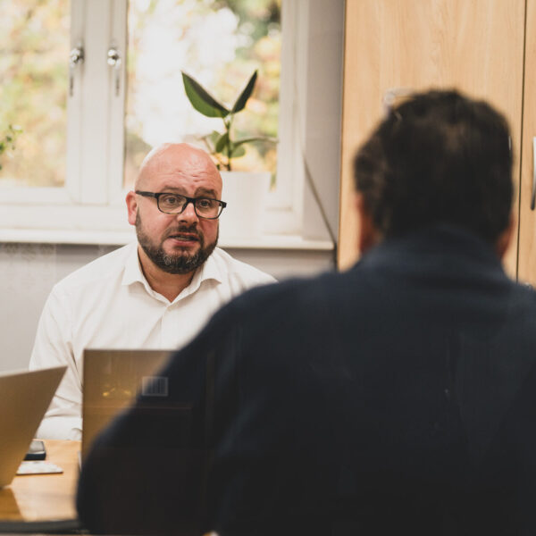 Chris Annis, CCO at Affinia in a accountancy client meeting. Affinia client focused photography. Accountancy & Advisory service page.